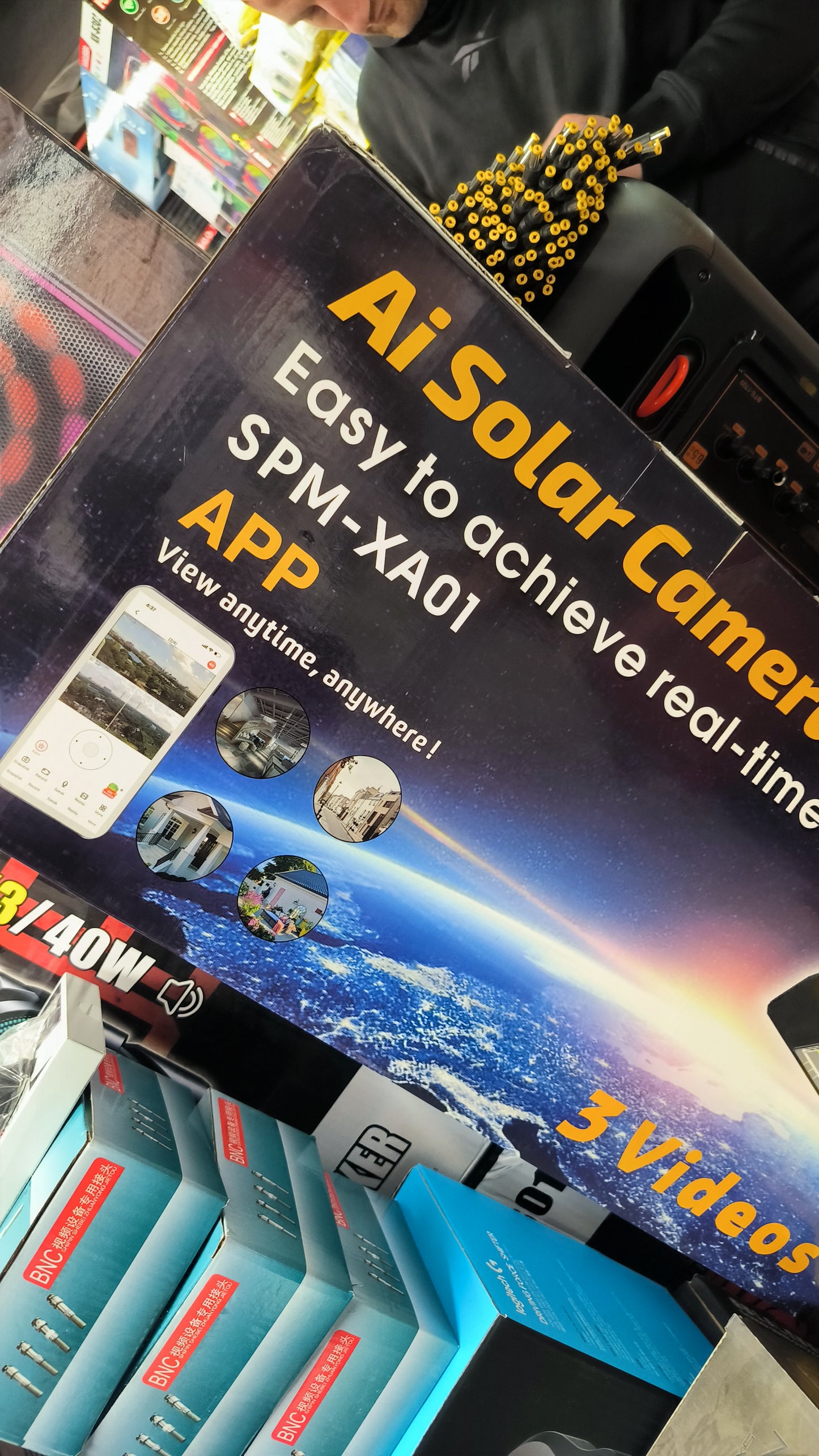 Kamër dhe llampë me panel diellor me 4 kamera HD.